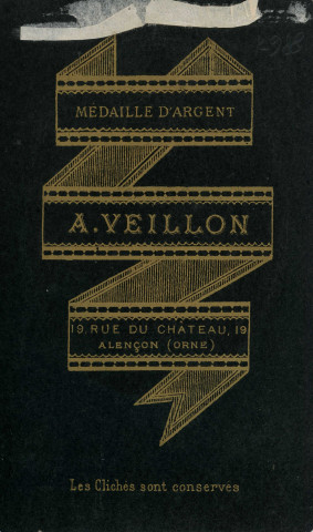 Portrait de jeune garçon (médaillon), studio, photographie noir et blanc, tirage albuminé, Alphonse Veillon, [1878-1905], acquisition 2022 .