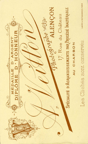 Portrait d'une femme, studio, photographie noir et blanc, tirage albuminé, Alphonse Veillon, [1878-1905], acquisition 2022 .