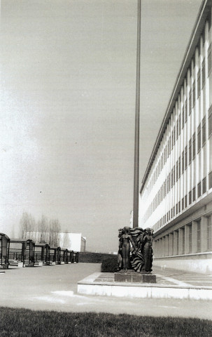 "La Jeunesse", embase et mât du lycée Alain, photographie noir et blanc, tirage papier (21 x 29.7cm), collection particulière René Letourneur, don 2025, AMA.