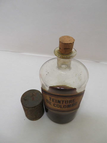 Série de 11 flacons de pharmacie, en verre, bouchon en métal, étiquettes églomisées en noir et dorure (Fin XIXe siècle).