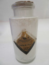 Série de 28 flacons en verre blanc, bleu ou ambré, conditionnements en carton ou plastique, bouchés émeri, en liege, en métal ou en plastique, anciennes étiquettes (Fin XIXe siècle - XXe siècle).