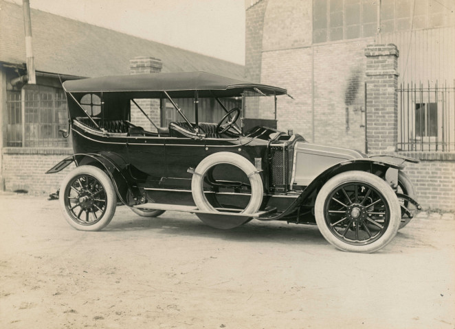 Torpédo 20CV (X35)Panhard Levassor, passage Lemaître donnant sur l'avenue Wilson [1923], photographie noir et blanc, (16cm x 11.6cm), DR, collection particulière établissements Lemaître, acquisition 2022, AMA.