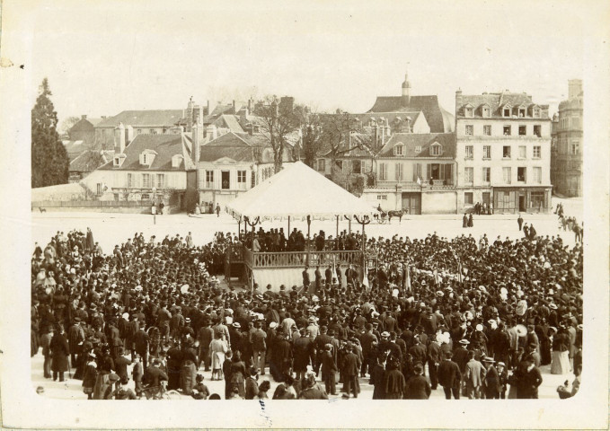 Alençon, Remise du drapeau aux vétérans de la guerre franco-allemande (1895), photographie noir et blanc.