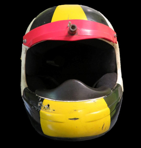 Club sportif d'Alençon, section karting-club : casque de Jonathan Cochet, champion de France (mousse, métal, plastique) (43ccm x 22cm x 27.5cm), collection particulière Mme Cochet, 2023, AMA.