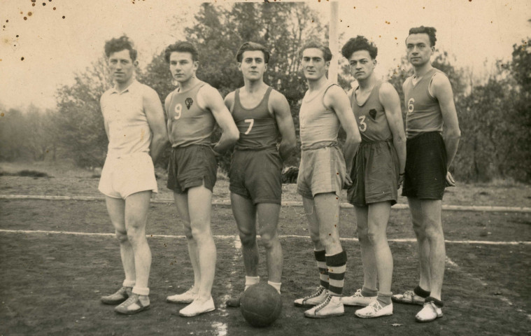 Club sportif d'Alençon, équipe de basket, photographie noir et blanc, DR, (13.9 cm x 8.9cm), collection particulière Negele Danielle, 2023, AMA.