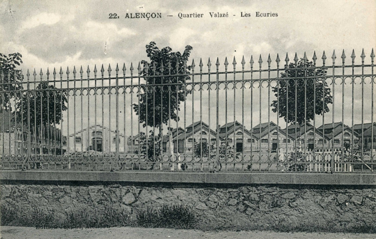 Alençon (Orne), quartier Valazé (14e Hussards), caserne, les écuries, carte postale ancienne noir et blanc n°22, édition Jeanne, I.P.M Baroud, Paris, date d'urilisation : 12 juillet 1913), (14x9), AMA.