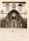 Alençon, procession de la Fête-Dieu Cours Clémenceau, reposoir devant la halle aux Toiles, photographie noir et blanc, tirage argentique sur papier, collé sur carton (8.5cm x 11.5cm) (1894).