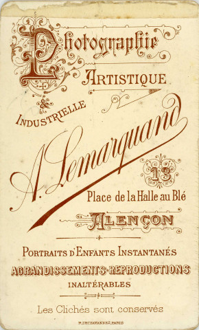 Portrait d'une femme (médaillon), studio, photographie noir et blanc, tirage albuminé, Louis Auguste Martin, [1873-1881], acquisition 2022 .