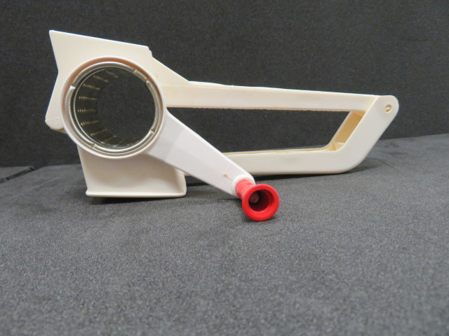 Mouli Grater, moulinette manuelle pour râper du fromage avec emballage, blanc et rouge, râpe tubulaire (plastique, métal), Alençon Moulinex, 2 pièces, don de l'association Moulinex Jean Mantelet.