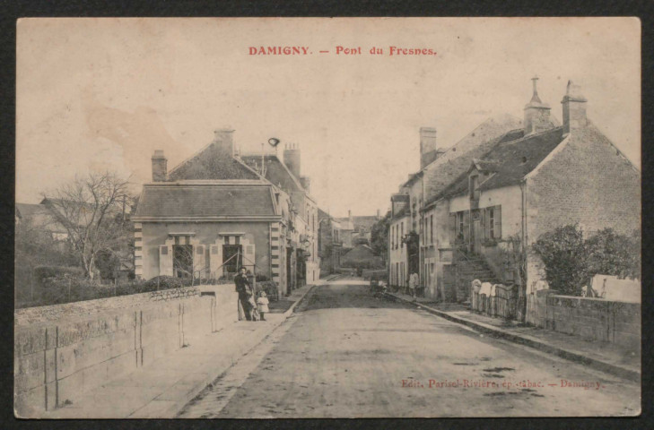 Damigny (Orne), Pont du Fresne, carte postale ancienne noir et blanc, Parisel-Rivière, édit, épicerie-tabacs. Damigny, sd, (14x9), acquisition 2021, AMA.