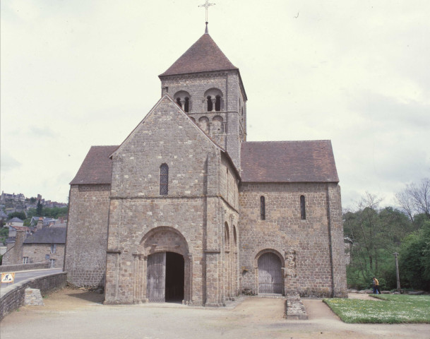 Domfront, église Notre-Dame-sur-l'Eau : ektachrome, Philippe Giraud (juin 1979).