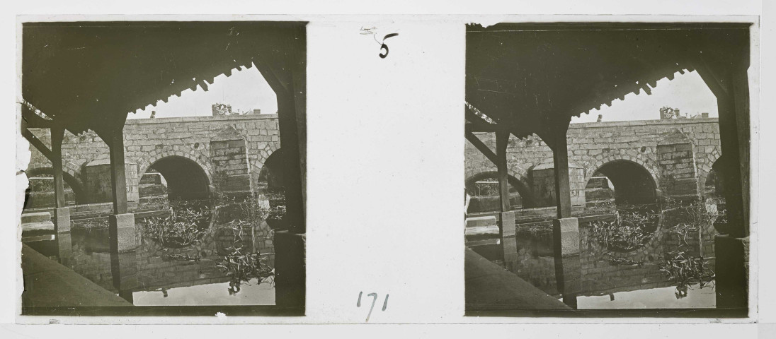 Alençon (Orne), pont de Sarthe depuis le lavoir (1910), plaque de verre avec l'image en négatif noir et blanc (au gélatino-bromure d'argent), [1910], (13 cm x 6 cm), acquisition 2015, collection particulière Cabaret, AMA.