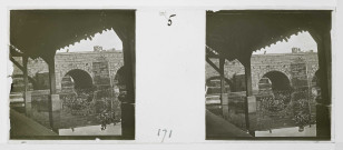 Alençon (Orne), pont de Sarthe depuis le lavoir (1910), plaque de verre avec l'image en négatif noir et blanc (au gélatino-bromure d'argent), [1910], (13 cm x 6 cm), acquisition 2015, collection particulière Cabaret, AMA.