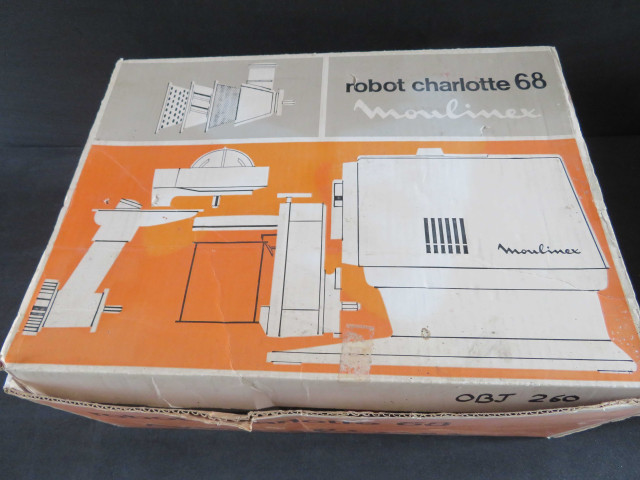 Robot Charlotte 68, sans moteur, avec carton, type RL1A avec carton, 14 pièces (plastique, métal), (don de l'association Moulinex Jean Mantelet), AMA