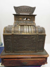 Caisse enregistreuse de magasin en bronze à décor naturaliste de fleurs et feuillages, un tiroir, deux vantaux latéraux, socle bois, avec son panonceau "Réclamez votre ticket en payant" (époque Art Nouveau) (Haut 67cm x 55cm x 43 cm).