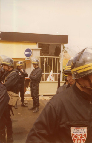 L'évacuation des occupants par les C.R.S : lot de 4 photographies.