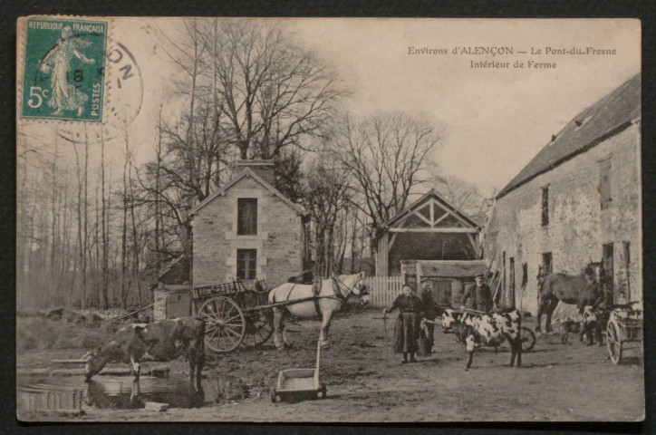 Damigny (Orne), Environs d'Alençon, le Pont-du-Fresne, intérieur de ferme, carte postale ancienne noir et blanc, sd, (14x9), acquisition 2021, AMA.
