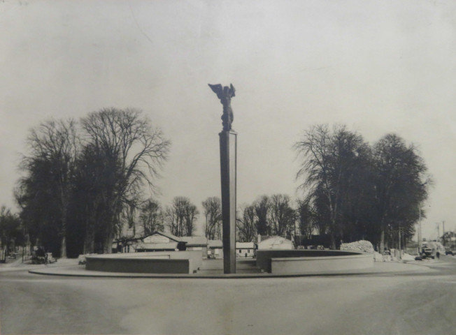 Maquette du monument aux morts, projet René Letourneur et Hourlier : montage photographique pour perspective d'ensemble (1952)