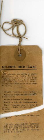 3 estagnons en aluminium pour transport de l'urine destinée à l'analyse chimique et envoi par la poste avec étiquette et fiche de renseignements à remplir (XXe siècle).