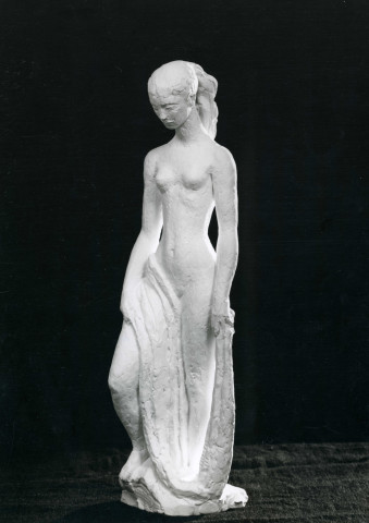 Groupe scolaire du Point du Jour, décoration dans le cadre du 1% culturel, "jeune fille" (René Letourneur), photographie noir et blanc , 2 exemplaires