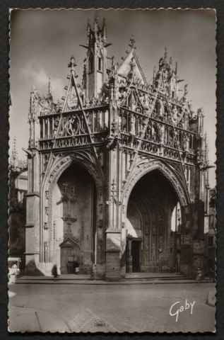 Alençon (Orne), Porche de l'église Notre-Dame (XVe siècle), d'une grande richesse ornementale avec des arcs-boutants ajourés et des pinacles très ornés, carte postale semi-moderne dentelée en noir et blanc n°4, Artaud père et fils, éditeurs, éditions Gaby, Carquefou-Nantes, sd, (9x14), acquisition 2020, AMA.