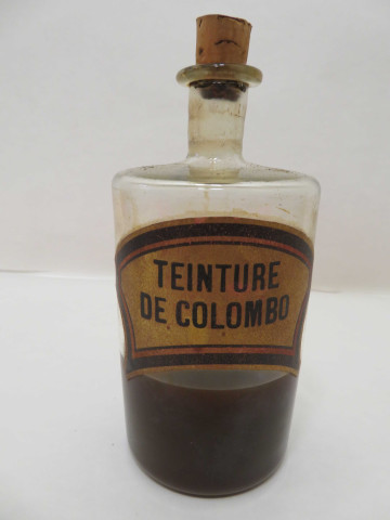 Série de 11 flacons de pharmacie, en verre, bouchon en métal, étiquettes églomisées en noir et dorure (Fin XIXe siècle).