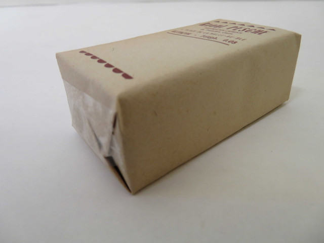 Boites pharmaceutiques rectangulaires de Raoul Pesche (couleur : beige-marron) (8cm x 4cm x 3cm) (1940-1950).