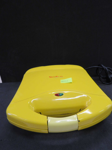 Gaufrier Moulinex Waffle time type 6050 série 1, jaune, Alençon Moulinex, (métal, plastique) (33x28.5x15), don de l'association Moulinex Jean Mantelet.