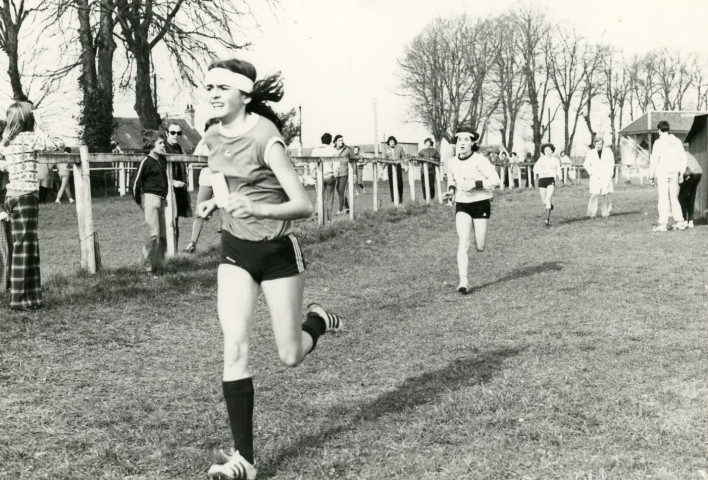 Cross, Christine Haton, à gauche Pierre Vasire, photographie noir et blanc, phot. Claude Varnier collection particulière Thierry Varnier, 2024, AMA.