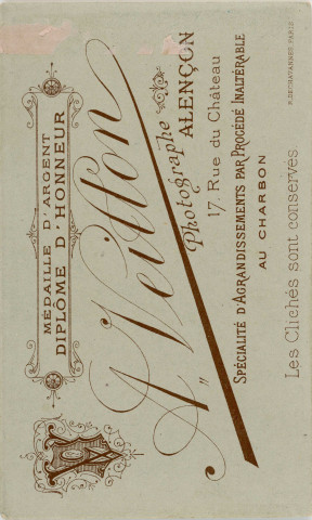 Petite fille dans un décor accessoirisé de rochers, bois et forêt, studio, photographie noir et blanc, tirage albuminé, Alphonse Veillon, [1878-1905], acquisition 2022 .
