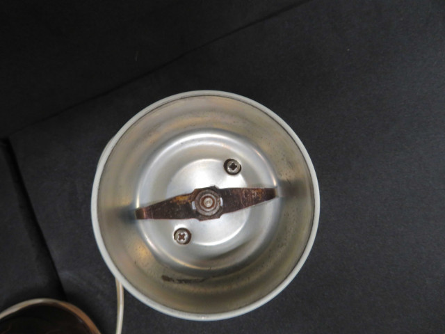 Moulin à café moulinex, orange et beige (1970), type 255.2.00, avec carton d'origine, (plastique, métal) Alençon Moulinex, don de l'association Moulinex Jean Mantelet.