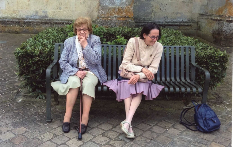 Maryvonne Thoréton, Huguette Messager et Chrystel Lemaître La Ferté-Bernard, photographie couleur, 15.2 x 10, mars 2016 (collection particulière Maryvonne Thoréton, AMA, 2018).