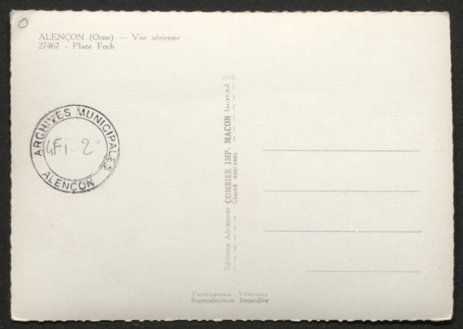 Alençon (Orne), Place Foch, vue aérienne, carte semi-moderne n°27467, éditions aériennes Combier IMP Macon.