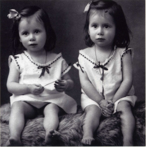 Charles et Juliette Féron, Suzanne (fille aînée), les jumelles Charlette et Annette Féron, Denise et Huguette Messager devant l'épicerie photographie noir et blanc, 15.2x10, Léon Messager, 1938.
