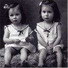 Annette et Charlette Féron, photographie noir et blanc, 12.5x12.5, DR (1926?)