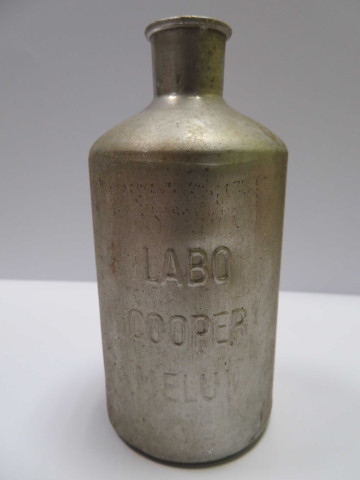 3 estagnons en aluminium pour transport de l'urine destinée à l'analyse chimique et envoi par la poste avec étiquette et fiche de renseignements à remplir (XXe siècle).