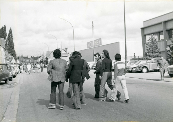 L'attente en attendant les négociations : lot de 19 photographies.