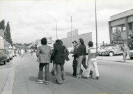 L'attente en attendant les négociations : lot de 19 photographies.