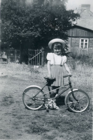 Maryvonne Thoréton dans le jardin : photographie noir et blanc, DR, 5.9 x 8.5, juillet 1954, (collection particulière Maryvonne Thoréton, AMA, 2018.)