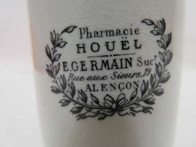 Série de 15 petits pots à onguent en porcelaine ou en faïence (Fin XIXe siècle).