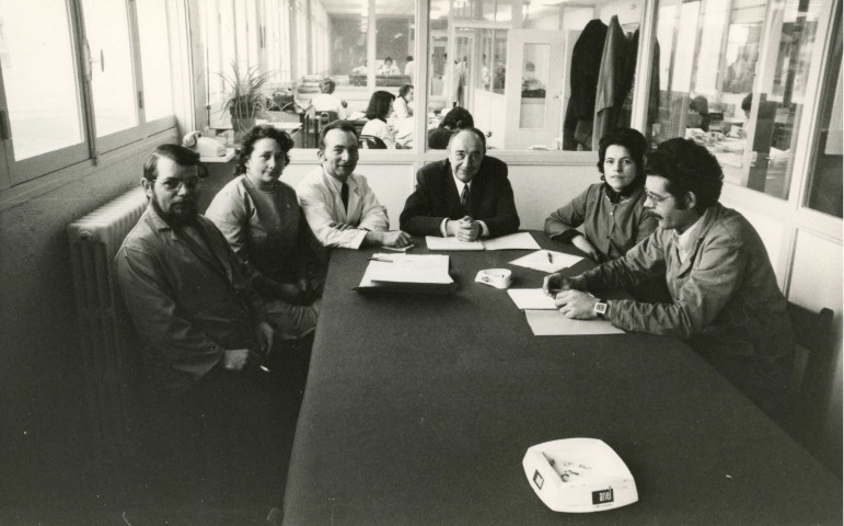 Le comité d'entreprise : lot de 2 photographies noir et blanc, L. Gandon (18cm x 12cm).
