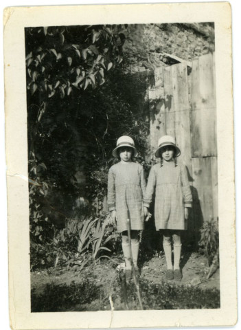 Annette et Charlette Féron au fond du jardin, en arrière plan : le Lilas, photographie noir et blanc, 8.9x6.4, DR (collection particulière Maryvonne Thoréton, AMA, 2018).