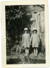 Annette et Charlette Féron au fond du jardin, en arrière plan : le Lilas, photographie noir et blanc, 8.9x6.4, DR (collection particulière Maryvonne Thoréton, AMA, 2018).