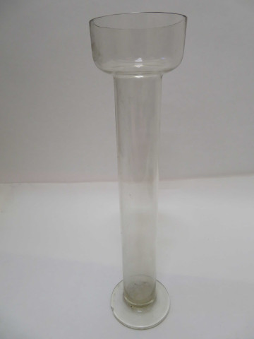 Série de 9 accessoires de laboratoire de pharmacie en verre (XXe siècle).