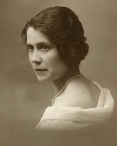 Portrait de femme médaillon (1928), photographie noir et blanc, G. Kramer, (cm x cm), acquisition 2025, AMA