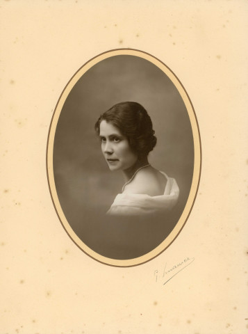 Portrait de femme médaillon (1928), photographie noir et blanc, G. Kramer, (cm x cm), acquisition 2025, AMA