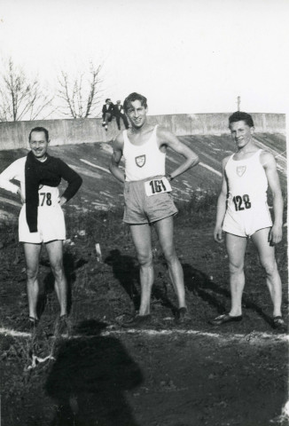 Rencontre sportive, équipe d'athlétisme CAF, stade Jacques Fould, photographie noir et blanc, DR, (13.2 cm x 18 cm), collection particulière Negele Danielle, 2023, AMA.