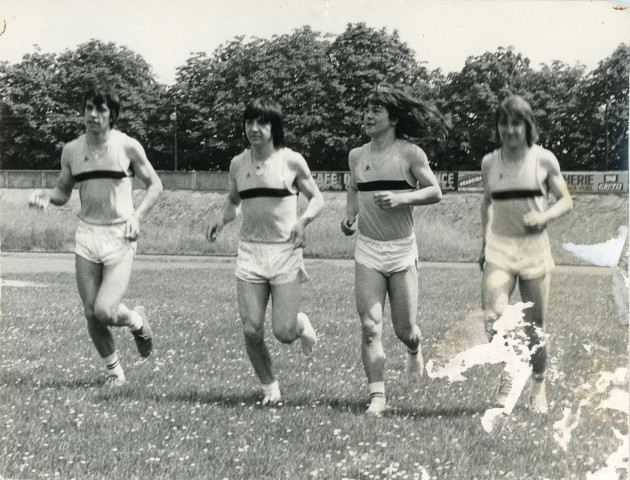 Relais 4 x 100 mètres cadet (palmarès vice-champion de France), de gauche à droite Marc Manguin, Thierry Varnier, Philippe De Motor, Daniel Bouteloup, stade Jacques Fould, photographie noir et blanc, phot. Claude Varnier collection particulière Thierry Varnier, 2024, AMA.