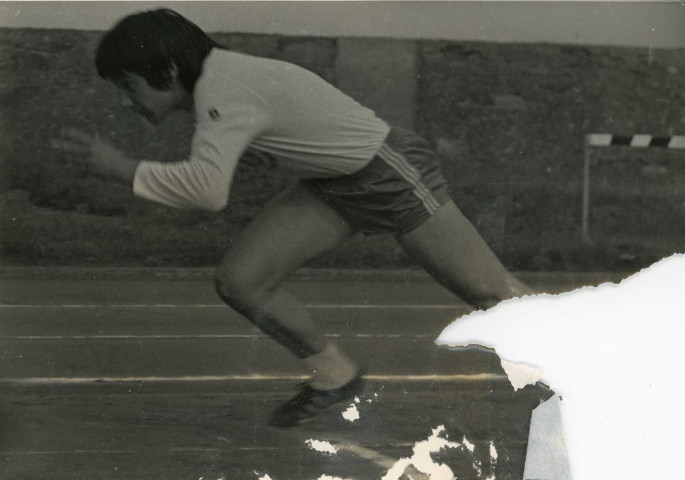 Athlétisme, Thierry Varnier, stade Jacques Fould, photographie noir et blanc, phot. Claude Varnier collection particulière Thierry Varnier, 2024, AMA.