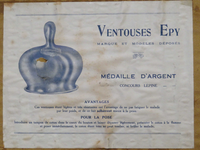 Boite de 12 ventouses en verre Epy (haut : 7cm, diam : 4.5cm), marque et modèle déposés, médaille d'argent concours Lépine 1923 (carton : 26.5 x 20 x 9).